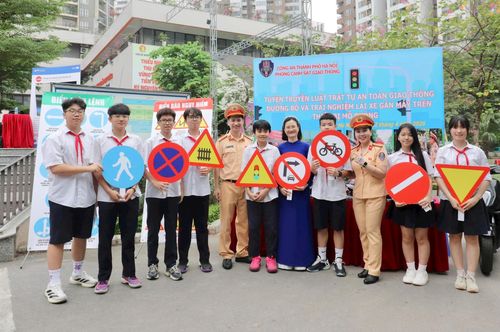 Chương trình hướng tới việc xây dựng mạng lưới “tuyên truyền viên trẻ” trong cộng đồng từ chính các em học sinh. Ảnh: Đỗ Đạt
