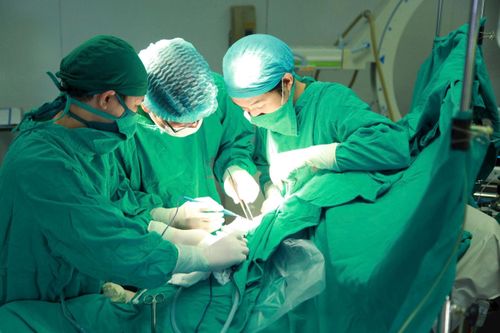Khám và điều trị cho bệnh nhân tại Bệnh viện Đa khoa Xanh Pôn. Ảnh: Phạm Hùng