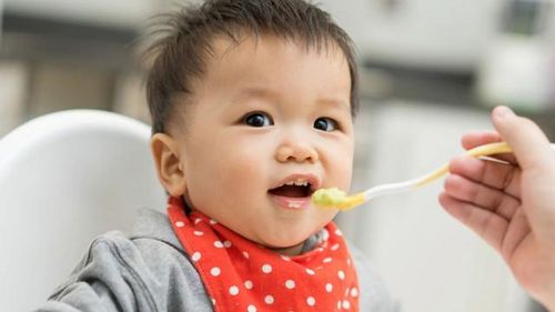 Nên kết hợp cả mỡ động vật và dầu thực vật trong chế độ ăn của trẻ.