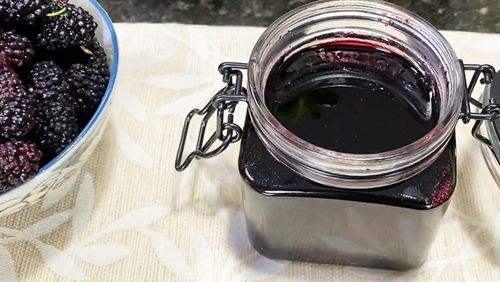 Nước dâu tằm có thể bảo quản khoảng 6 tháng trong điều kiện nhiệt độ ngăn mát tủ lạnh ổn định.