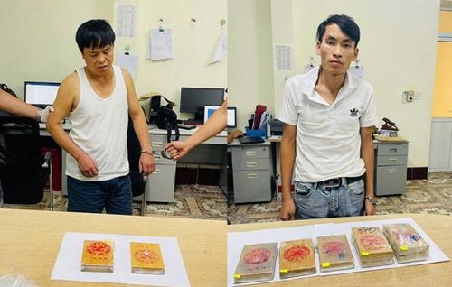 Đối tượng Bế Ngọc Đức và Dương Văn Cai cùng số bánh heroin tang vật.