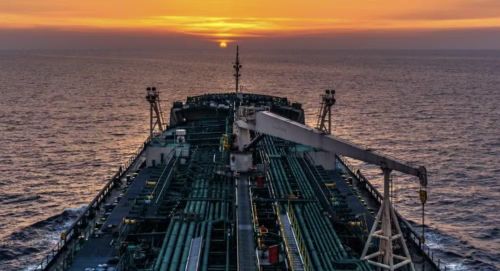 Thay vì chỉ kiểm soát các điểm nghẽn như eo biển Hormuz, Washington đang tìm cách cắt đứt toàn bộ chuỗi vận chuyển dầu và hàng hóa bị coi là hỗ trợ Iran ngay từ tuyến xa.