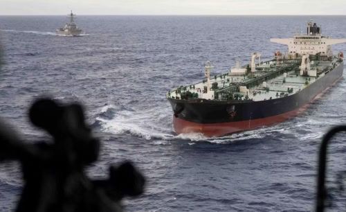 Động thái này được triển khai song song với các diễn biến căng thẳng tại eo biển Hormuz, nơi Iran cũng tăng cường hoạt động kiểm soát tàu thuyền.