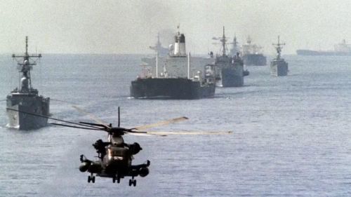 Cách tiếp cận này tạo áp lực lớn lên mạng lưới vận tải biển, đặc biệt là các tàu thuộc “hạm đội bóng tối” - những phương tiện không treo cờ rõ ràng hoặc thường xuyên thay đổi nhận dạng để né tránh trừng phạt.
