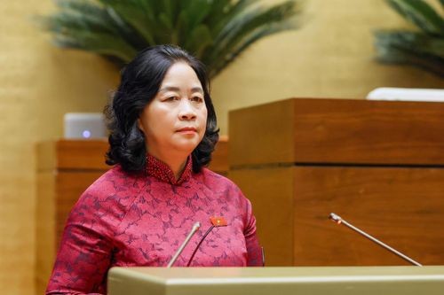 Bà Bùi Thị Minh Hoài, Ủy viên Bộ Chính trị, Bí thư Trung ương Đảng, Bí thư Đảng ủy MTTQ, các đoàn thể Trung ương, Chủ tịch Ủy ban Trung ương MTTQ Việt Nam trình bày Báo cáo một số nội dung chủ yếu tổng hợp ý kiến, kiến nghị của cử tri và Nhân dân cả nước gửi tới Kỳ họp thứ nhất, Quốc hội khóa XVI. Ảnh: Quang Vinh