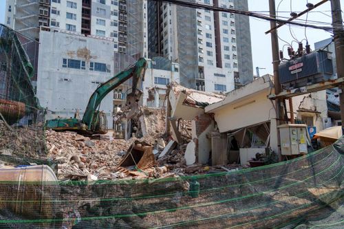 Căn nhà số 27 Trần Quý Cáp bị đổ sập hoàn toàn. Ảnh: Tấn Thành.