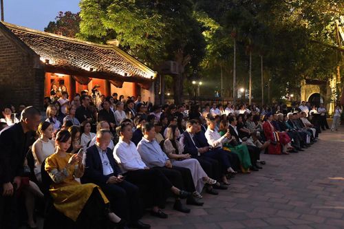Các đại biểu tham dự khai mạc triển lãm 20 tác phẩm hội họa của vua Hàm Nghi.