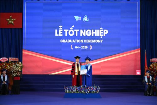  Tân cử nhân Bách khoa nhận bằng tốt nghiệp. Ảnh: NTCC. 