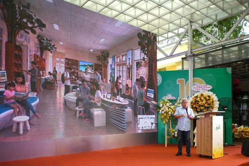  Từ góc nhìn thiết kế, KTS.TS Hoàng Anh Tú cho biết không gian đọc rộng khoảng 125 m2 được xây dựng theo chủ đề “Dưới bóng bàng xưa - Khơi nguồn tri thức”. Ý tưởng xuất phát từ những câu chuyện các cựu tù từng viết thông tin, bài học lên lá bàng để truyền cho nhau trong điều kiện giam giữ. Không gian kết hợp nhiều hình thức tiếp cận như sách giấy, sách nói, ebook và “cửa sổ di sản” - điểm kết nối với thư viện số. 