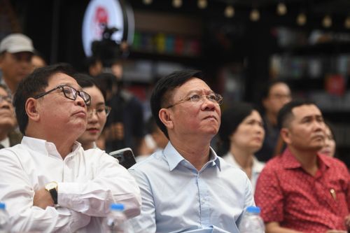 Theo ông Nguyễn Ngọc Hồi, Phó giám đốc Sở Văn hóa và Thể thao TP.HCM, tủ sách không chỉ là nơi tập hợp tài liệu mà còn là “không gian tri thức mở”, giúp người dân và học sinh tiếp cận lịch sử một cách sinh động. Ông cho biết việc phát triển văn hóa đọc đang được thành phố đẩy mạnh theo hướng bền vững, kết hợp giữa sách in và tài nguyên số. 