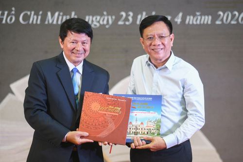  Đại tá Đoàn Hoài Trung cũng trao tặng tác phẩm ảnh nghệ thuật giàu giá trị lịch sử để đóng góp cho kho tư liệu bảo tàng. 