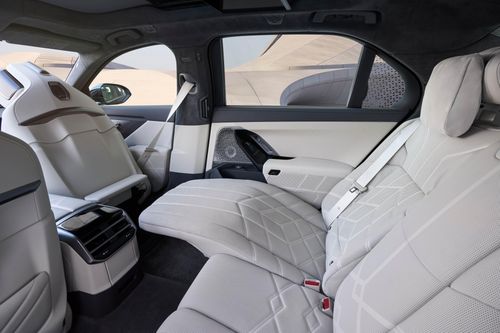 Ghế ngồi được thiết kế công thái học với các tùy chọn như ghế Comfort và Executive Lounge, đi kèm nhiều trang bị tiện nghi như điều hòa 4 vùng, cửa tự động, gương chiếu hậu kỹ thuật số, hệ thống đèn viền nội thất cá nhân hóa...