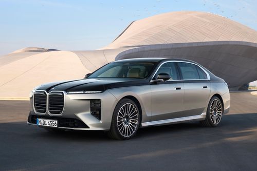 Sau 4 năm ra mắt, BMW 7 Series thế hệ thứ bảy đã bổ sung phiên bản nâng cấp giữa vòng đời (LCI). Đặc biệt hơn, mẫu sedan đầu bảng này cũng được thừa hưởng công nghệ Neue Klasse hoàn toàn mới của tập đoàn.