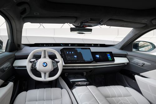 Nội thất BMW 7 Series mới kết hợp vật liệu cao cấp, thiết kế hiện đại và công nghệ tiên tiến. Thay thế cho bảng đồng hồ taplo kỹ thuật số truyền thống, thương hiệu đã sử dụng công nghệ BMW Panoramic iDrive kéo dài theo chân kính chắn gió.
