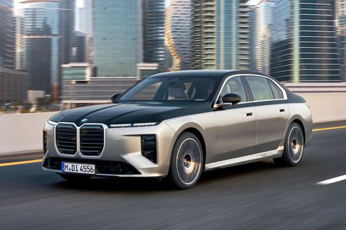 BMW còn áp dụng trí tuệ nhân tạo trong việc giám sát lốp xe kỹ thuật số, hệ thống phanh tích hợp và hệ thống kiểm soát độ trượt bánh phản hồi nhanh (gần cơ cấu điều khiển)...