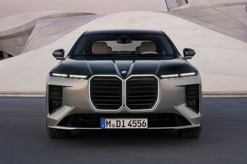Về ngoại hình, BMW trình diễn ngôn ngữ thiết kế mới dạng nguyên khối (monolithic) với những bề mặt tối giản trên 7 Series, vốn sẽ được áp dụng dần cho phân khúc cao cấp.