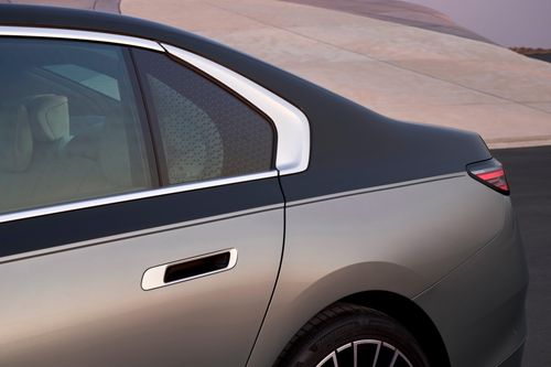 Thương hiệu cung cấp nhiều màu sơn, nổi bật với BMW Individual Dual-Finish - tùy chọn 2 tông màu kết hợp công nghệ chế tác tinh xảo, lần đầu tiên xuất hiện trên 7 Series.