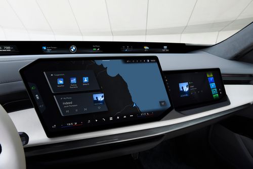 Tương tự trên bản concept Vision Neue Klasse, xe được trang bị màn hình trung tâm cảm ứng nằm nghiêng về phía người lái kích thước 17.9 inch, bên cạnh màn hình dành cho ghế phụ kích thước 14.6 inch.