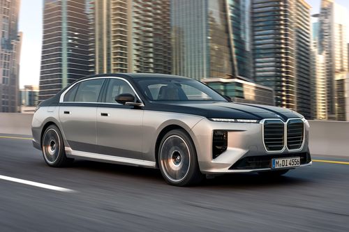 BMW 7 Series phiên bản nâng cấp giữa vòng đời được trang bị đầy đủ các tùy chọn động cơ như máy xăng, máy dầu, hybrid và thuần điện. Trong đó, BMW 740 xDrive sử dụng động cơ 6 xy-lanh tăng áp 3.0L MHEV, hiệu suất 400 mã lực/580 Nm.