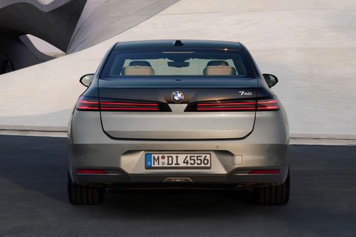 Phần đuôi xe của BMW 7 Series mới được tạo hình gọn gàng với các bề mặt phẳng và đường nét rõ ràng, nhấn mạnh phong cách thiết kế hiện đại.