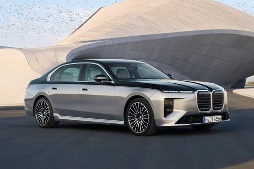 BMW 7 Series (LCI) sẽ được lắp ráp tại nhà máy BMW Group Plant Dingolfing (Đức) kể từ tháng 7/2026. Đối thủ trực tiếp của mẫu sedan cỡ lớn này là Mercedes-Benz S-Class, vốn cũng vừa ra mắt bản nâng cấp facelift vào đầu năm nay.