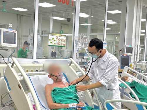 Tưởng chỉ là cảm cúm, không ít người bệnh đã nhập viện trong tình trạng nặng vì cúm B diễn tiến nhanh, gây viêm phổi, thậm chí phải thở máy. Ảnh: BVCC.