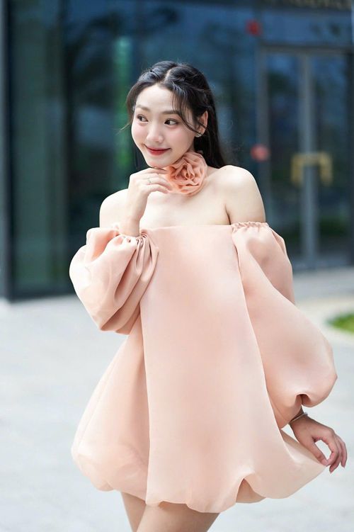  Trong bài phỏng vấn gần nhất trên Tri Thức - Znews, Minh Anh chia sẻ: "Nhiều người thắc mắc tại sao một cô diễn viên trẻ, mới 19 tuổi mà toàn có cơ hội làm việc với những đạo diễn, nhà sản xuất hàng đầu. Nhưng mọi người không biết là tôi đã trải qua hơn 10 năm theo nghề rồi. Khi nhìn bề ngoài, khán giả nghĩ rằng tôi chỉ mới tham gia dự án của đạo diễn Victor Vũ rồi Trường Giang song hành trình theo phim ảnh của tôi đã bắt đầu từ 2016. Có lẽ, đến lúc này là thời điểm tôi hái những trái ngọt, thành tựu nhỏ đầu tiên". 
