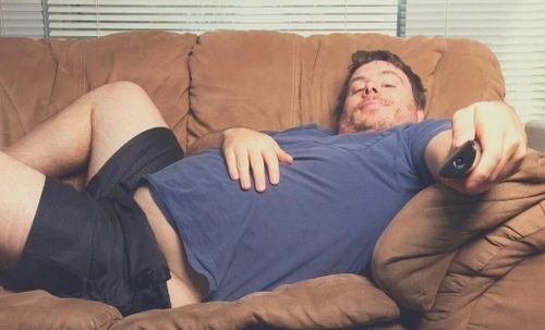  Nằm ì ngay sau khi ăn tối có thể tăng nguy cơ tích mỡ, dẫn đến béo phì và các vấn đề tim mạch. Ảnh: Happier Human. 