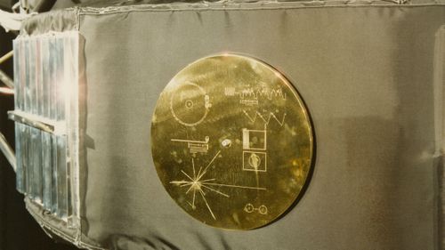 Golden Record - chiếc "đĩa" được gắn trên Voyager 1, mang theo tinh hoa của toàn nhân loại gửi gắm hy vọng kết nối với những nền văn minh ngoài vũ trụ. Ản: NASA.