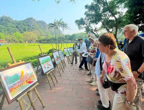 Triển lãm thu hút sự quan tâm của đông đảo du khách trong nước và quốc tế