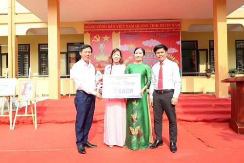 Thư viện tỉnh tặng tủ sách cơ sở cho trường PTTHBT TH&amp;THCS số 2 Kim Thủy