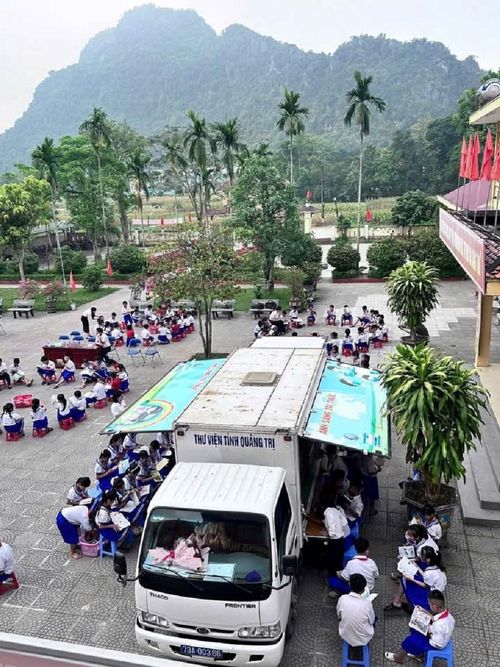Phục vụ bạn đọc vùng sâu, vùng xa bằng xe ô tô thư viện lưu động