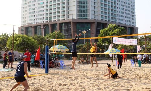 Các đội bóng thi đấu quyết liệt, với tinh thần quyết tâm cao