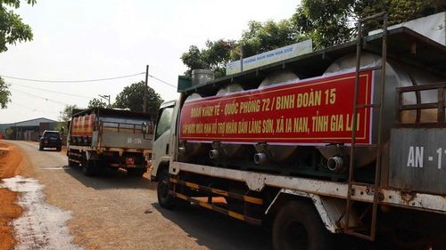 Đoàn Kinh tế - Quốc phòng 72 đã điều 3 xe bồn, chở nước sạch đến làng Sơn giúp người dân cải thiện tình trạng thiếu nước