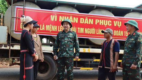 Cán bộ Đoàn Kinh tế - Quốc phòng 72 hỏi thăm, động viên người dân trước tình trạng thiếu nước