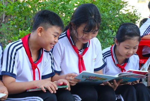 Học sinh tiếp cận tri thức từ sách. Ảnh: Nguyễn Hằng - TTXVN