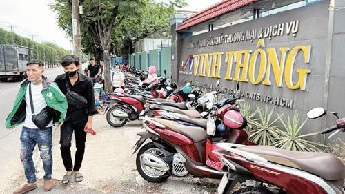 Công nhân làm việc tại Công ty Vinh Thông bị nợ lương, bảo hiểm xã hội “chật vật” chờ công ty giải quyết các chế độ.