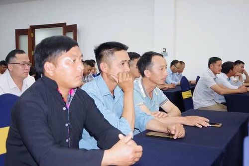 Học viên là các trưởng bản, người có uy tín vùng đồng bào dân tộc thiểu số tại Điện Biên chăm chú theo dõi thông tin được cung cấp.