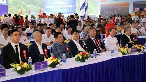 Các đại biểu dự lễ khởi công.