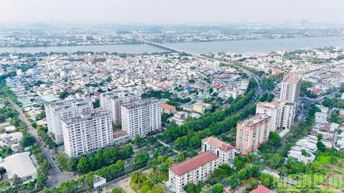 Đồng Nai được xem là đô thị, trung tâm hành chính và kinh tế đầu tiên hình thành ở phương nam, đánh dấu bằng sự kiện Lễ thành hầu Nguyễn Hữu Cảnh thiết lập dinh Trấn Biên vào năm 1698. Đây là cột mốc khẳng định chủ quyền, phát triển thương mại và định hình văn hóa sớm nhất vùng Đông Nam Bộ. Đồng Nai còn là nơi có Văn miếu Trấn Biên đầu tiên ở phương nam.