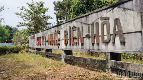  Nói đến Đồng Nai không thể không nói đến phát triển khu công nghiệp. Nơi đây, Khu kỹ nghệ Biên Hòa ra đời năm 1963 tiền thân của Khu công nghiệp Biên Hòa 1 sau này. Đây là khu công nghiệp ra đời sớm nhất của đất nước ta, có đóng góp hết sức quan trọng trong sản xuất hàng hóa, cung ứng cho thị trường trong nước và xuất khẩu trong hơn 40 năm đổi mới. 