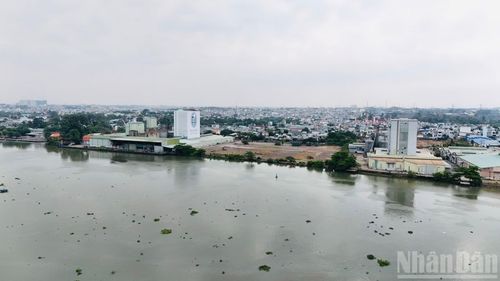 Đây cũng là khu công nghiệp được chuyển đổi công năng đầu tiên của cả nước. Đến thời điểm giữa tháng 4/2026, tỉnh Đồng Nai đã cơ bản hoàn thành công tác giải phóng mặt bằng diện tích hơn 235ha của Khu công nghiệp Biên Hòa 1.