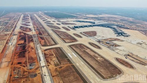 Đồng Nai là nơi xây dựng sân bay lớn nhất nước ta. Sân bay Long Thành xây dựng với diện tích 5.000ha tại xã Long Thành, tỉnh Đồng Nai. Dự án có tổng mức đầu tư khái toán là hơn 16 tỷ USD, chia thành ba giai đoạn. Trong đó, giai đoạn 1 là hơn 5,4 tỷ USD, với công suất 25 triệu hành khách/năm và 1,2 triệu tấn hàng hóa/năm. Sau hơn 5 năm kể từ ngày khởi công, dự kiến sân bay Long Thành sẽ hoàn thành cuối năm 2026.