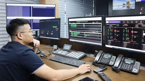 Điều độ viên kiêm Trưởng kíp đang phối hợp thử nghiệm các tính năng.