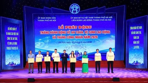 Phó Chủ tịch Tổng Liên đoàn Lao động Việt Nam Phan Văn Anh tặng Bằng khen trong phong trào “Xanh-Sạch-Đẹp, bảo đảm an toàn vệ sinh lao động".