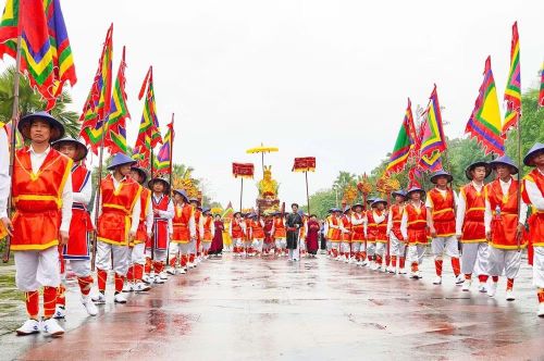 Các đoàn rước kiệu từ sân trung tâm hành lễ lên Khu di tích lịch sử Đền Hùng.