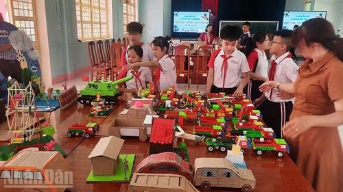 Nhiều sản phẩm được sáng tạo từ các vật liệu sẵn có.