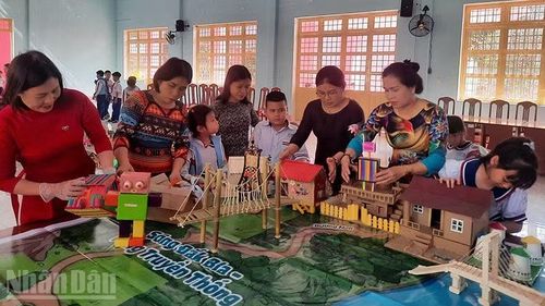 Cô trò cùng tham gia quá trình thực hiện mô hình
