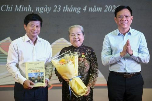 Bà Hoàng Thị Khánh trao các tư liệu quý về Côn Đảo. (Ảnh: Duy Hiệu)