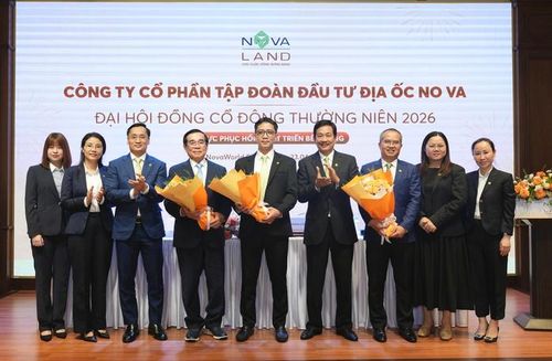 Ông Bùi Thành Nhơn tặng hoa cho HĐQT mới của Novaland